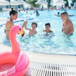 Piscina publica o de un hotel llena de gente, en la que se aprecia la importancia de un buen análisis del agua de las piscinas, para que todos puedan disfrutar de ella.