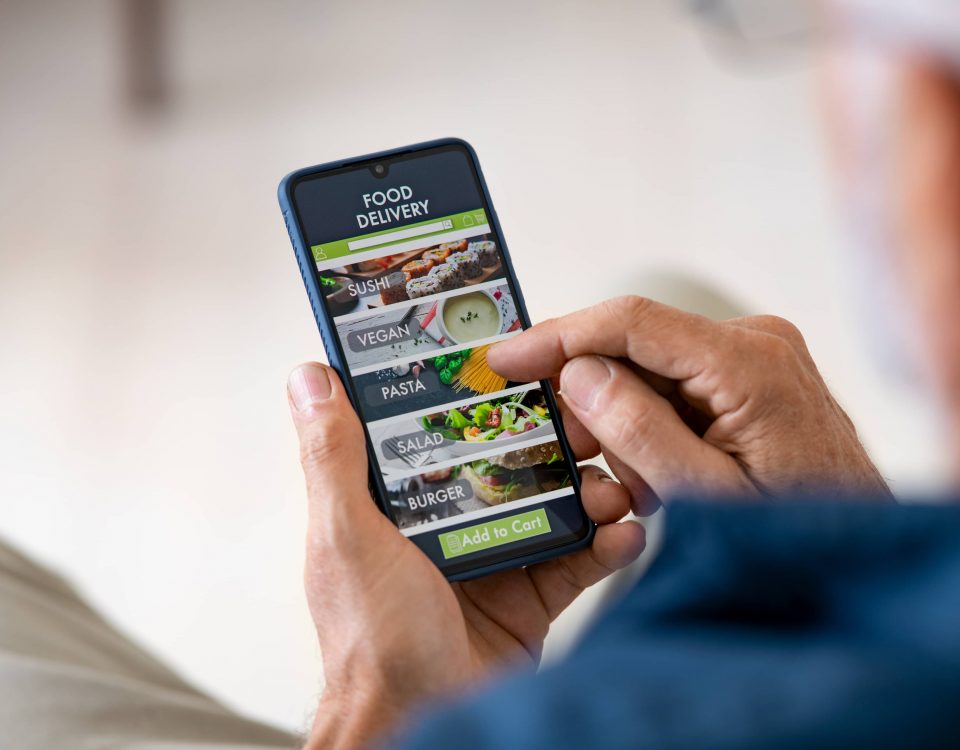 Imagen de un móvil con una aplicación abierta de comidas a domicilio.