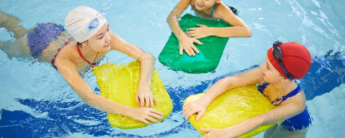 imagen de tres niñas pequeñas en una piscina