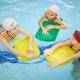 imagen de tres niñas pequeñas en una piscina