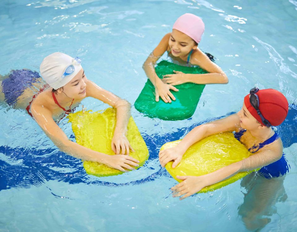 imagen de tres niñas pequeñas en una piscina