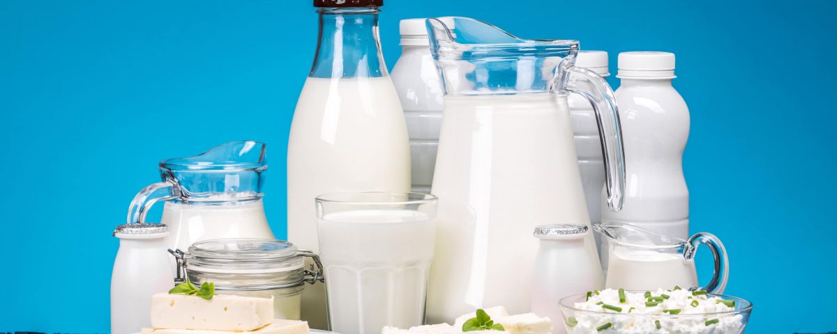 diferentes envases de cristal y plástico llenos de leche.