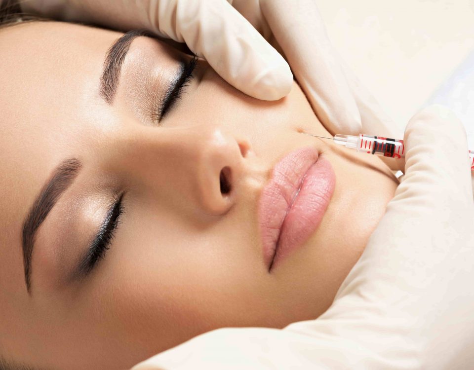 rostro de una mujer inyectándose Botox