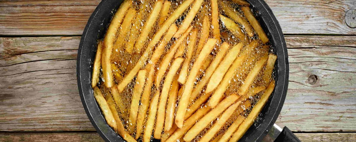 sartén friendo patatas fritas