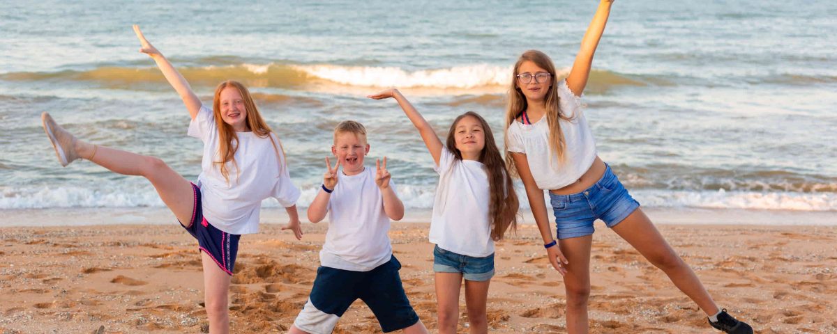 Imagen de cuatro niños pequeños en la playa