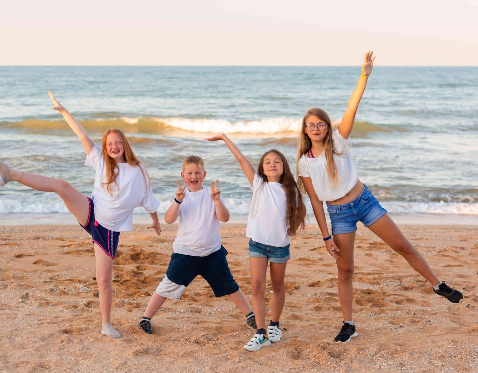 Imagen de cuatro niños pequeños en la playa