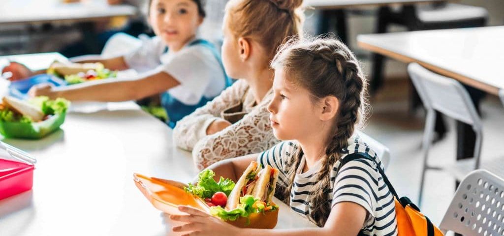 imagen de niñas en comedores escolares