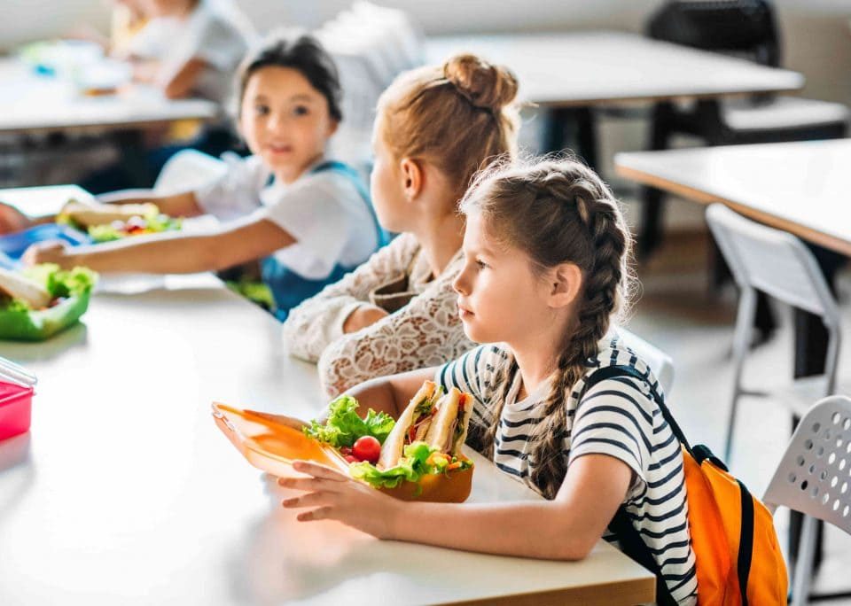 imagen de niñas en comedores escolares