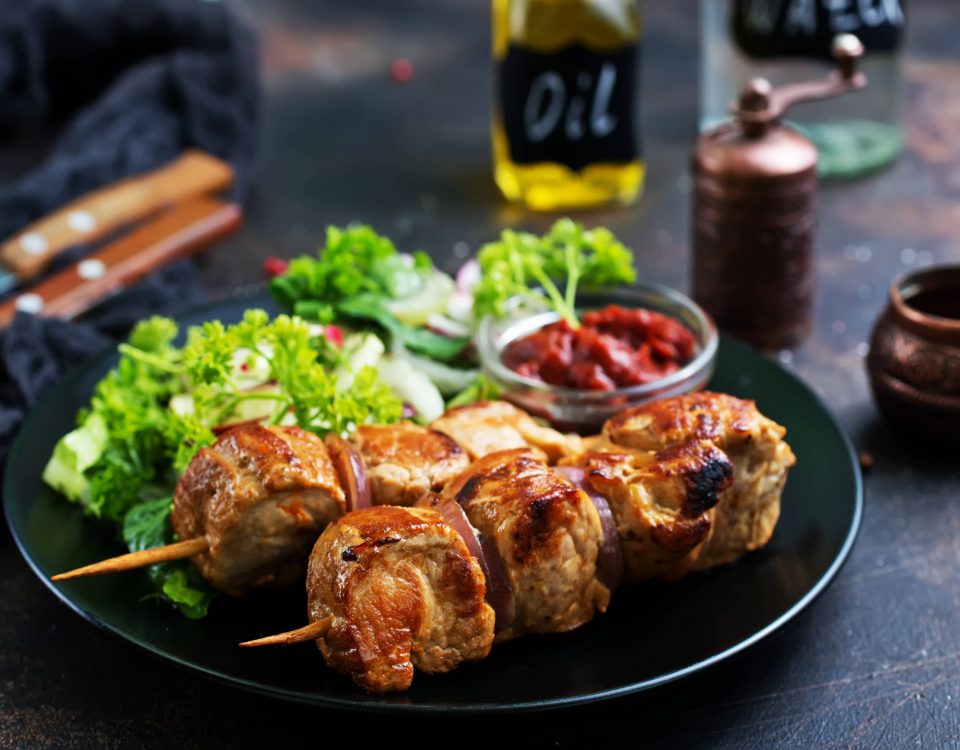 imagen de un plato con pinchitos y ensalada