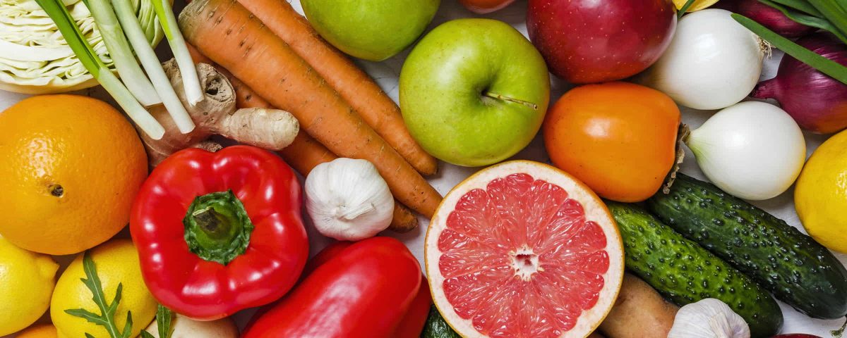 imagen de frutas y verduras sobre un fondo blanco