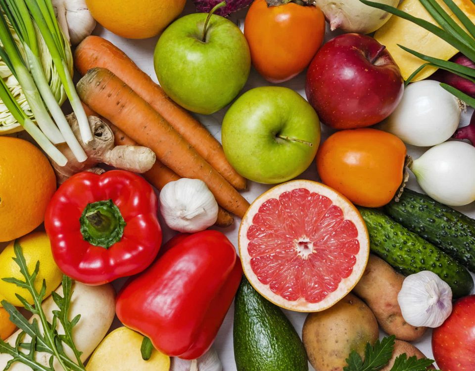 imagen de frutas y verduras sobre un fondo blanco