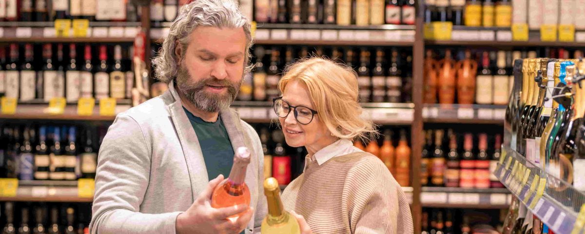 imagen de una pareja en un supermercado mirando el etiquetado de alimentos.