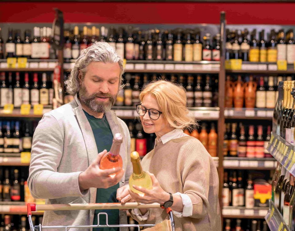 imagen de una pareja en un supermercado mirando el etiquetado de alimentos.