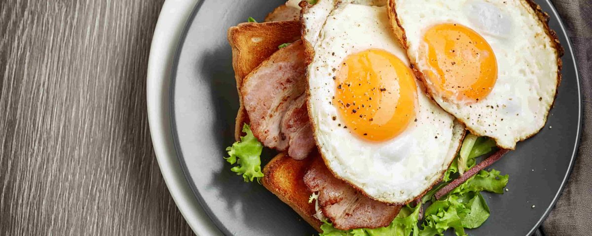 Imagen de un plato con huevos fritos, Bacon y lechuga