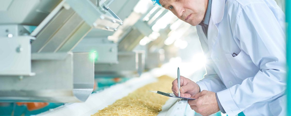 hombre especializado realizando inspecciones en la cadera alimentaria.