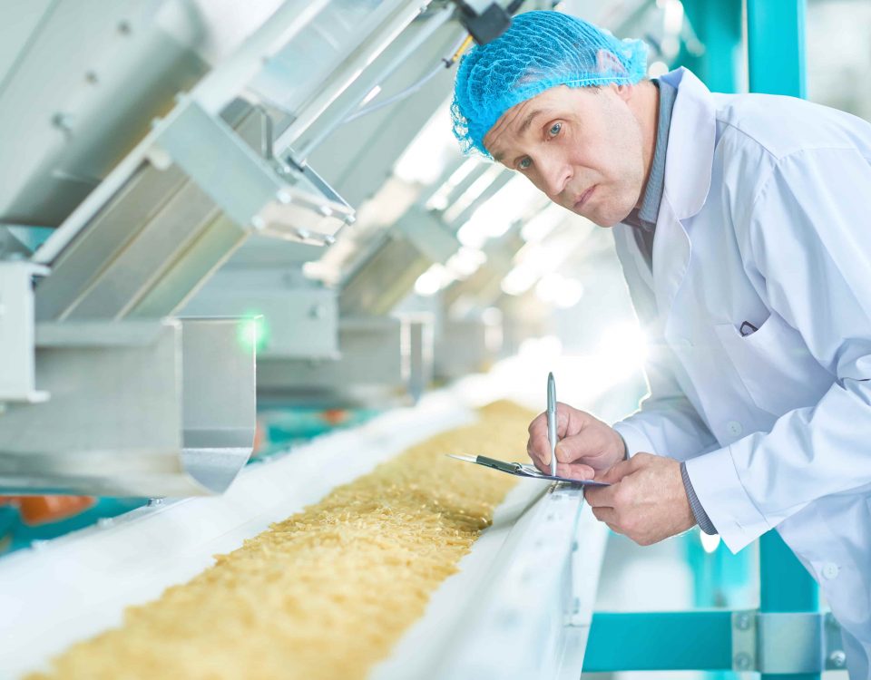 hombre especializado realizando inspecciones en la cadera alimentaria.