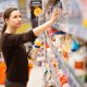 mujer realizando compra en el supermercado y revisando los etiquetados
