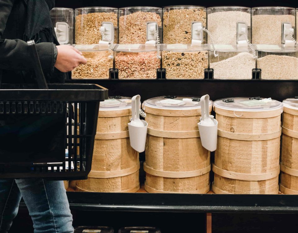 toneles de madera con alimentos con alérgenos