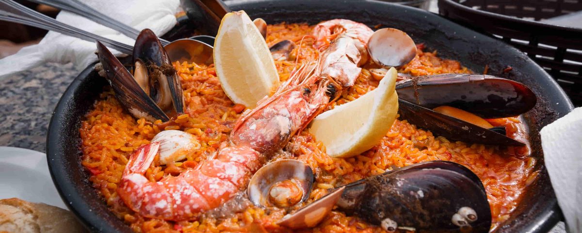 arrocera con arroz y marisco, típico en las fiestas populares