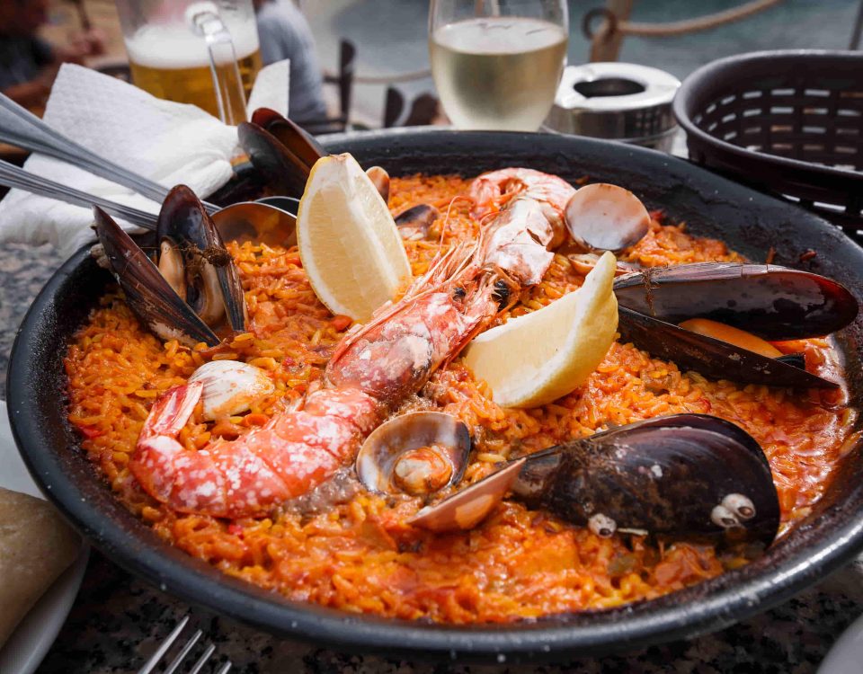 arrocera con arroz y marisco, típico en las fiestas populares