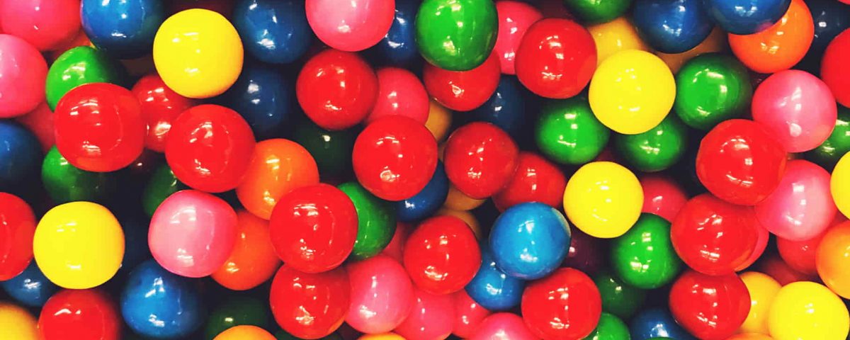 bolas de chicles de colores.