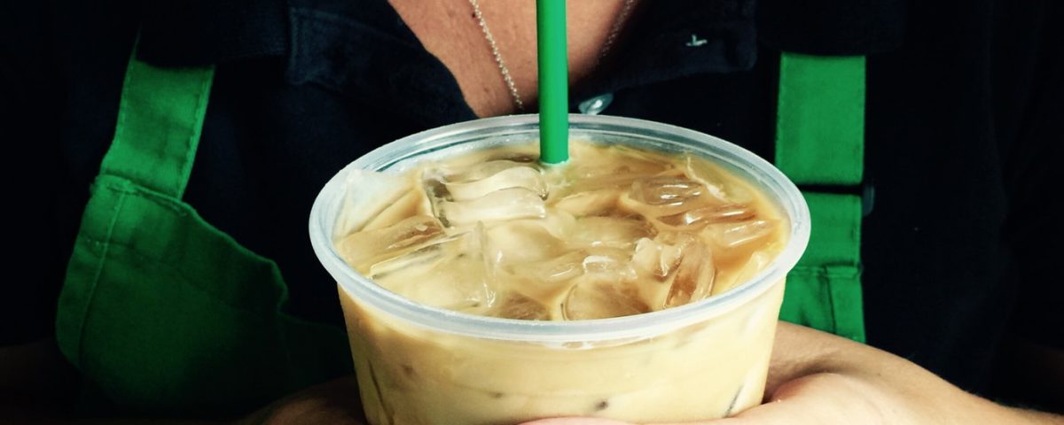 mujer bebiendo un café de Starbucks, donde han encontrado bacterias fecales