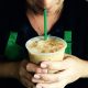 mujer bebiendo un café de Starbucks, donde han encontrado bacterias fecales