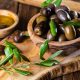 aceitunas en un cuenco y ramas de olivo