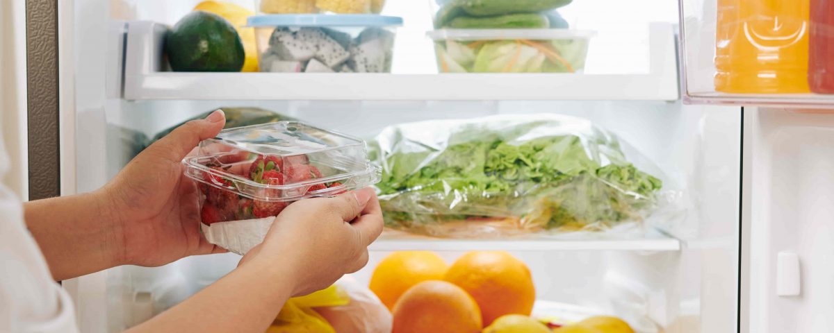 hombre metiendo alimentos en el frigorífico para inactivar microorganismos