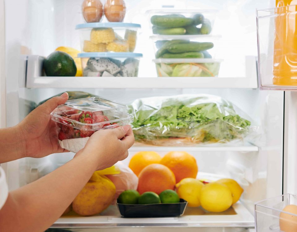 hombre metiendo alimentos en el frigorífico para inactivar microorganismos