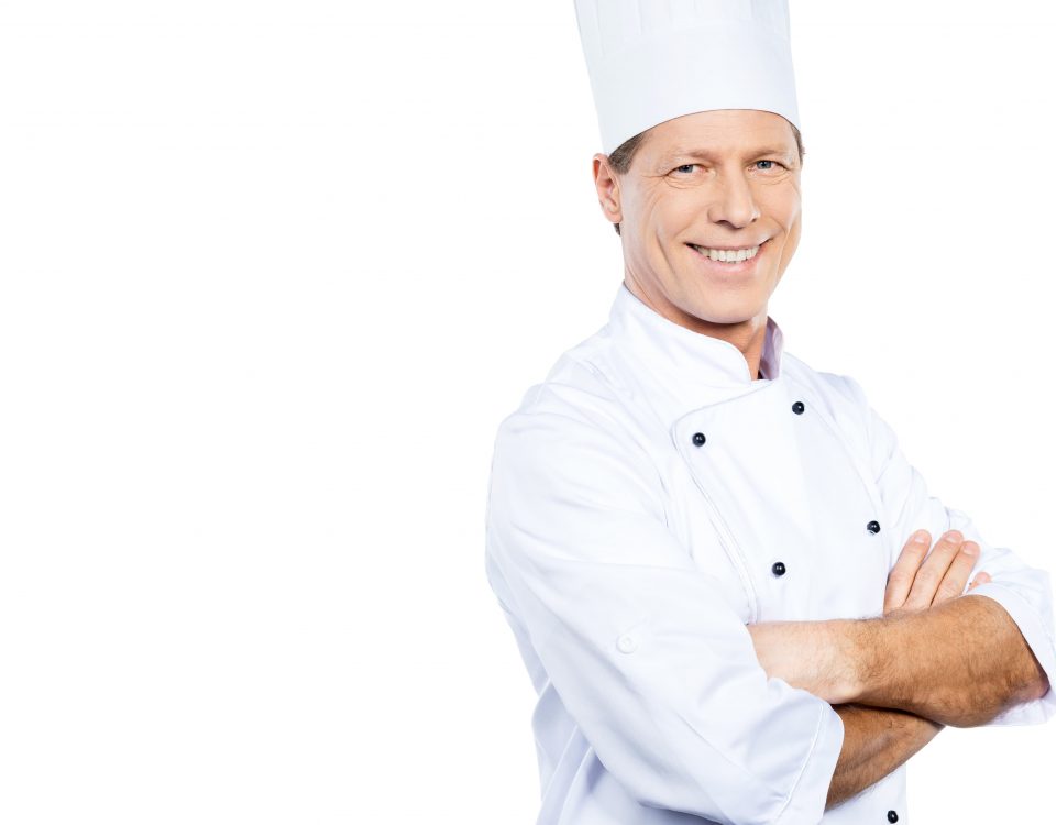 cocinero vestido con uniforme de color blanco y gorro