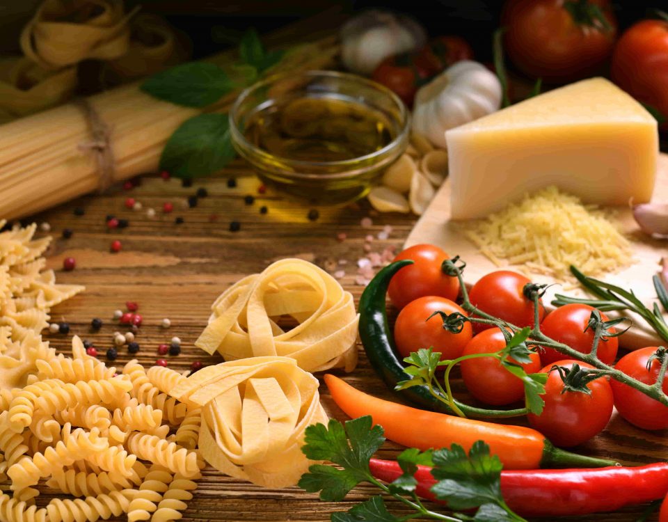 imagen de alimentos como pasta, tomate, queso , pimientos, etc.