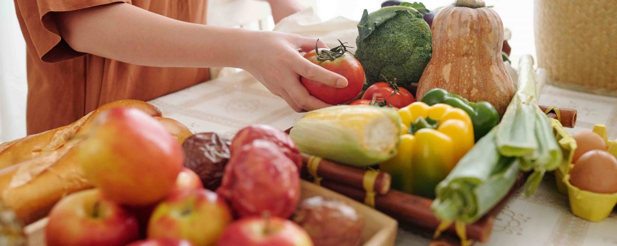 bandejas llenas de fruta y verdura: pimiento, manzanas, calabaza, col, etc.