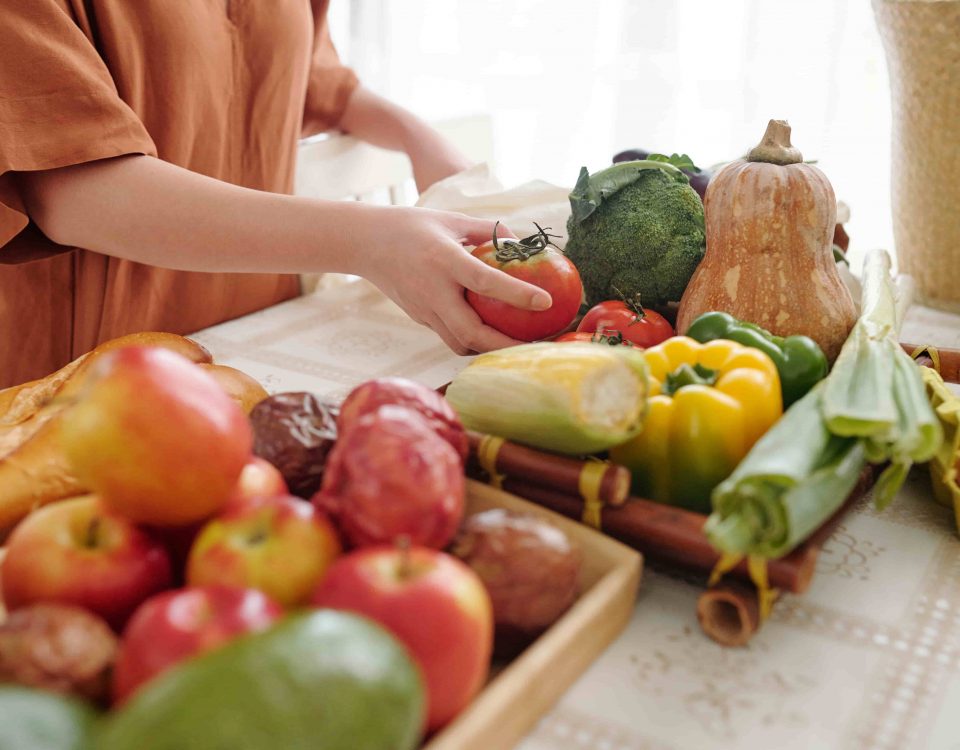 bandejas llenas de fruta y verdura: pimiento, manzanas, calabaza, col, etc.