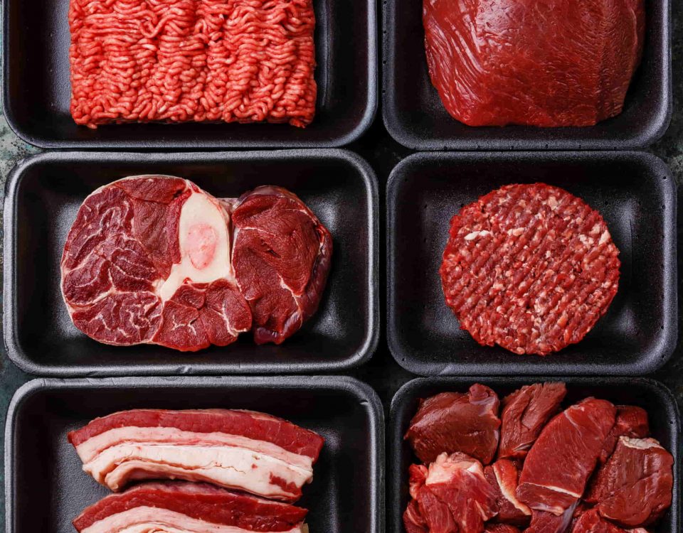 diferentes tipos de carne en envases