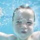 niño pequeño bajo el agua de una piscina