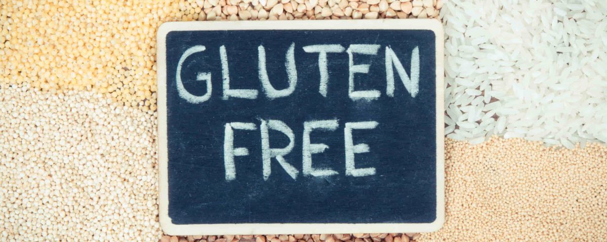 alimentos que suelen tener gluten y pequeña pizarra encima que pone "gluten free"