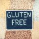 alimentos que suelen tener gluten y pequeña pizarra encima que pone "gluten free"