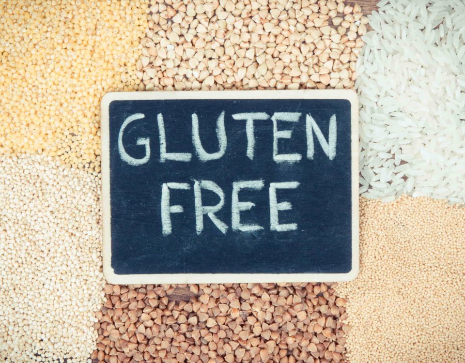 alimentos que suelen tener gluten y pequeña pizarra encima que pone "gluten free"