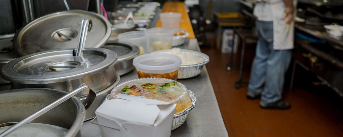 cocina de un restaurante y comida ya preparada sobre la encimera