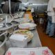 cocina de un restaurante y comida ya preparada sobre la encimera