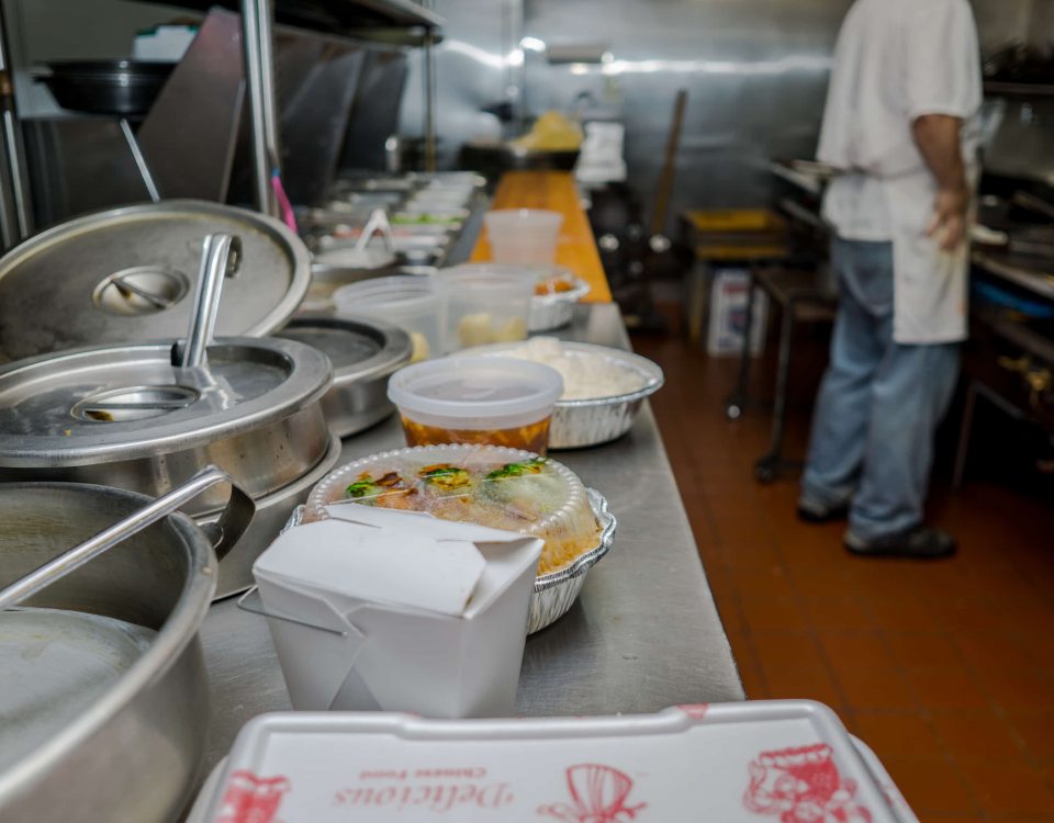 cocina de un restaurante y comida ya preparada sobre la encimera