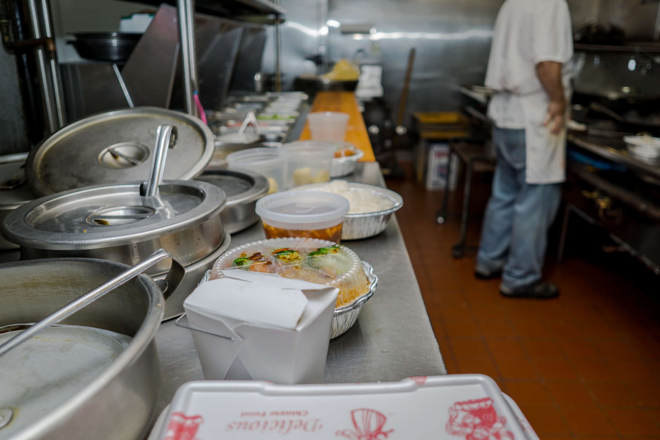 cocina de un restaurante y comida ya preparada sobre la encimera