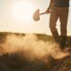 hombre arando un cultivo sobre el que va a realizar un análisis del suelo agríola