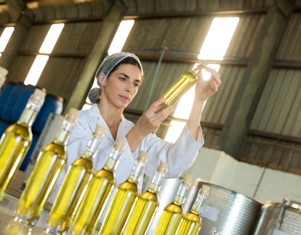 imagen de una trabajadora mirando los tipos de aceite de oliva