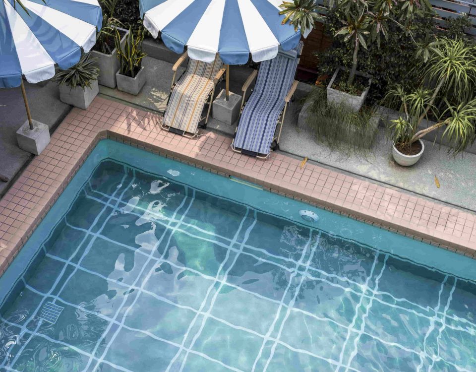 imagen de una piscina desde arriba, relacionado con el ácido isocianúrico en tu piscina