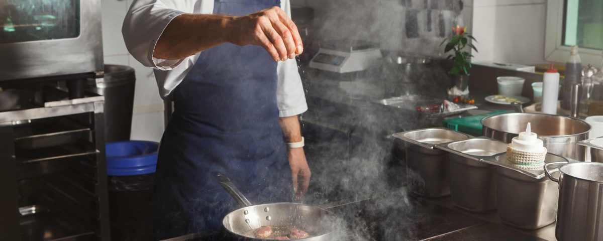 hombre en una cocina de restaurante aplicando las técnicas de conservación de los alimentos.