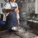 hombre en una cocina de restaurante aplicando las técnicas de conservación de los alimentos.