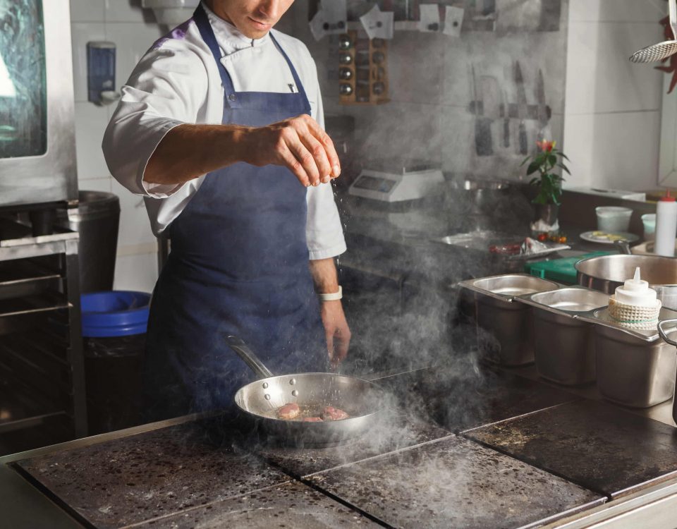 hombre en una cocina de restaurante aplicando las técnicas de conservación de los alimentos.
