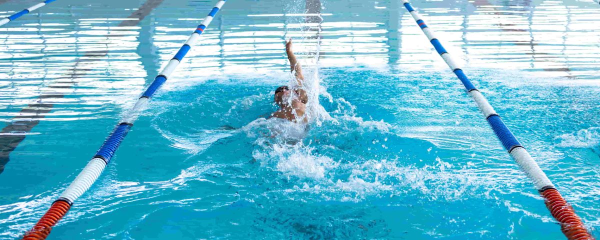 hombre nadando en una piscina, previamente controlada